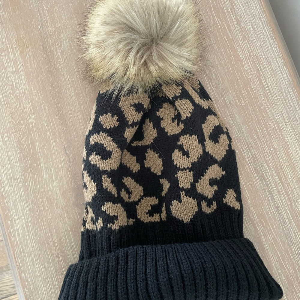Women’s/girls pom pom hat
